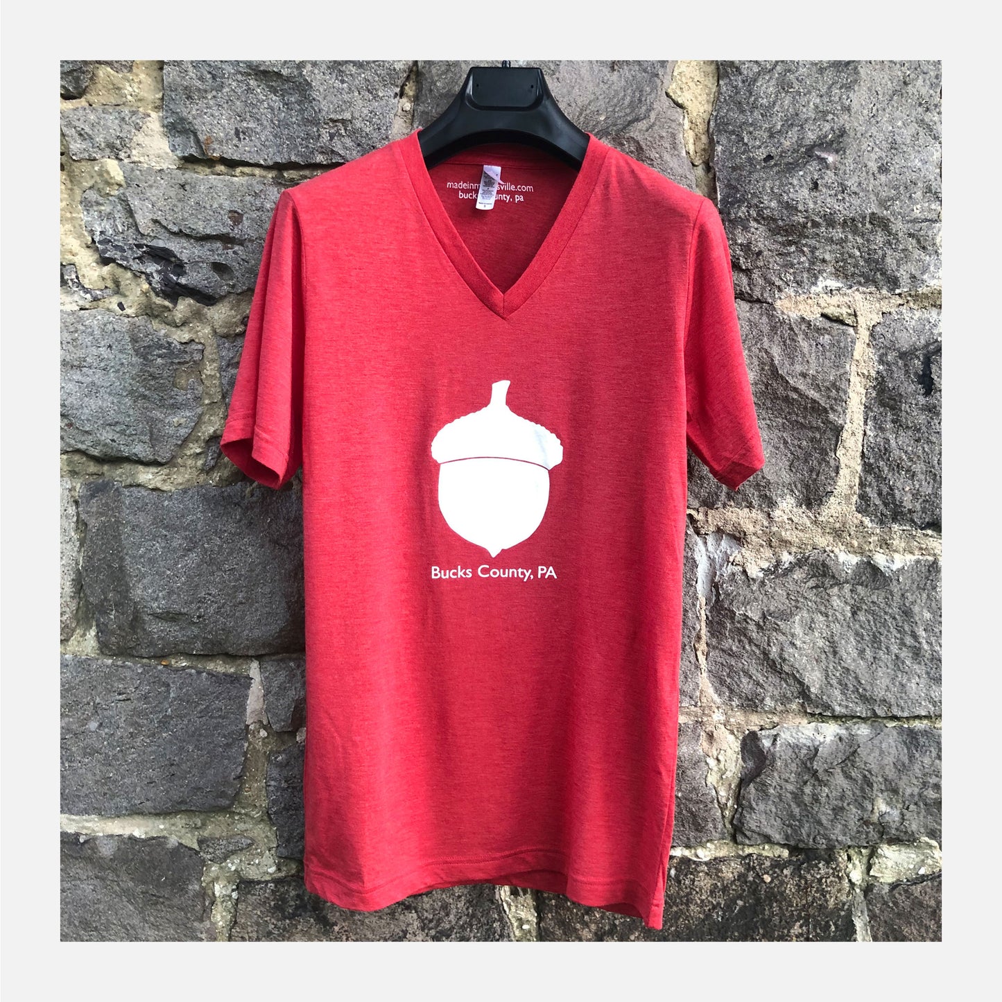Acorn / Bucks County graphic V-neck T-shirt - heather red / heather navy