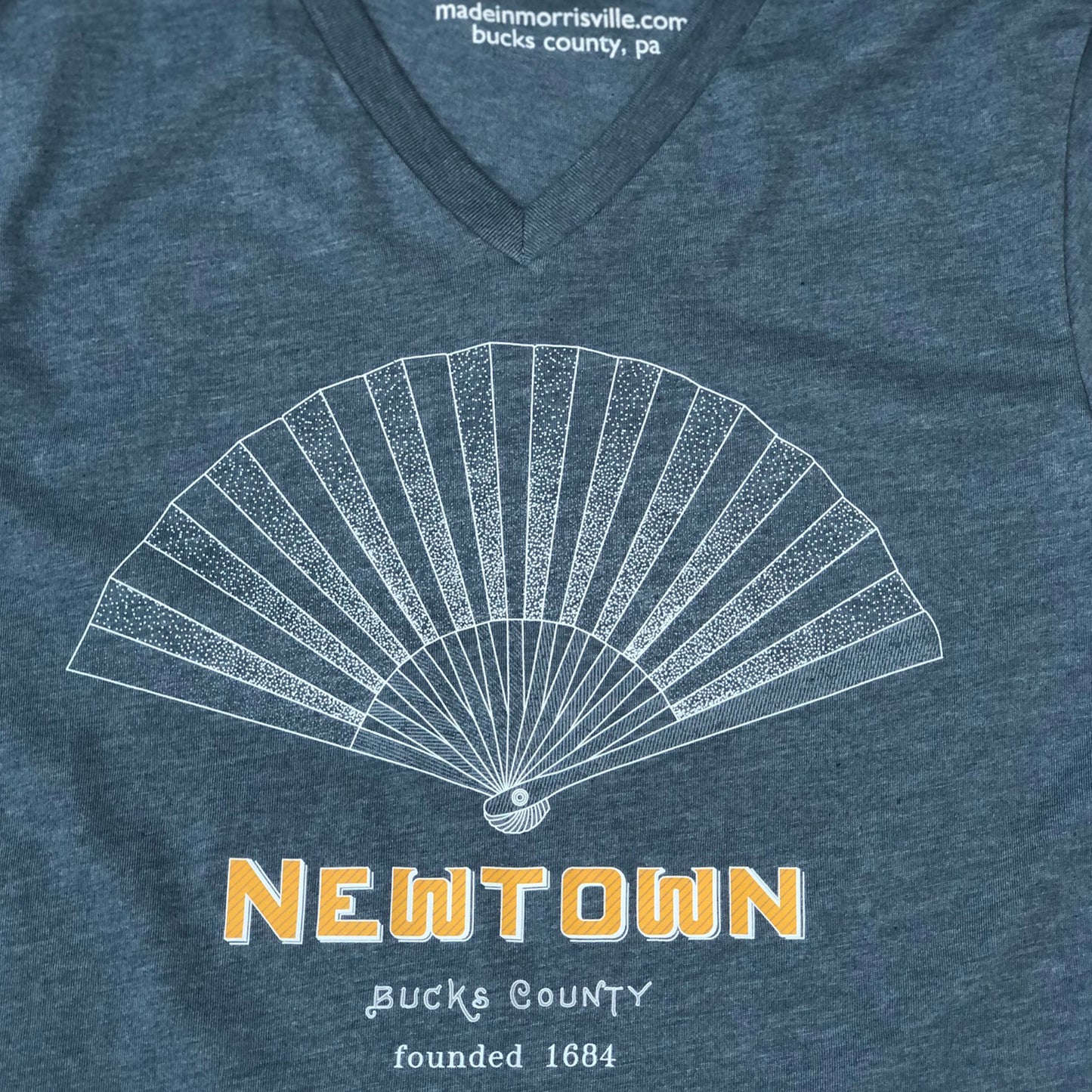 Open Fan/Newtown graphic V-neck T-shirt - heather slate